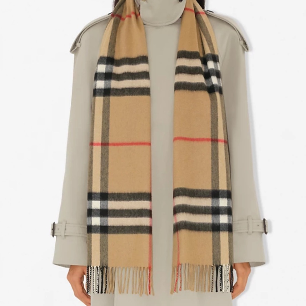 Burberry Beige Cashmere scarf. Unisex.